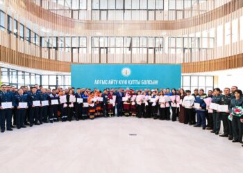 АЙМАҚ БАСШЫСЫ АЛҒЫС АЙТУ КҮНІНЕ ОРАЙ БІРҚАТАР САЛАНЫҢ ҚЫЗМЕТКЕРЛЕРІН МАРАПАТТАДЫ