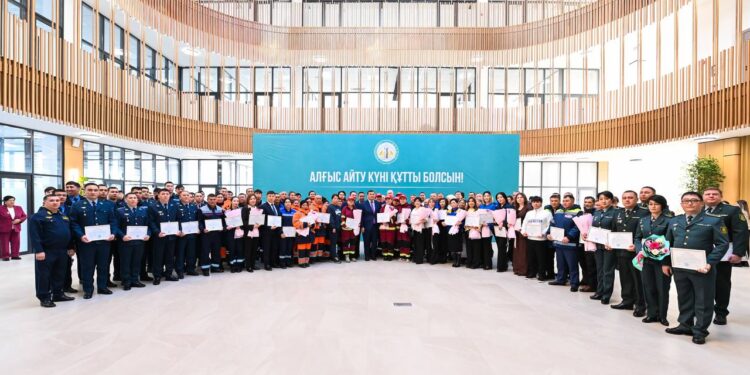 АЙМАҚ БАСШЫСЫ АЛҒЫС АЙТУ КҮНІНЕ ОРАЙ БІРҚАТАР САЛАНЫҢ ҚЫЗМЕТКЕРЛЕРІН МАРАПАТТАДЫ