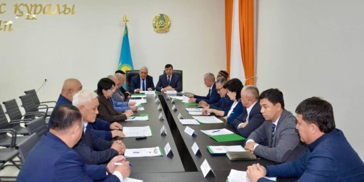 ШИЕЛІ АУДАНЫНЫҢ ӘКІМІ ҚОҒАМДЫҚ КЕҢЕС МҮШЕЛЕРІМЕН КЕЗДЕСТІ