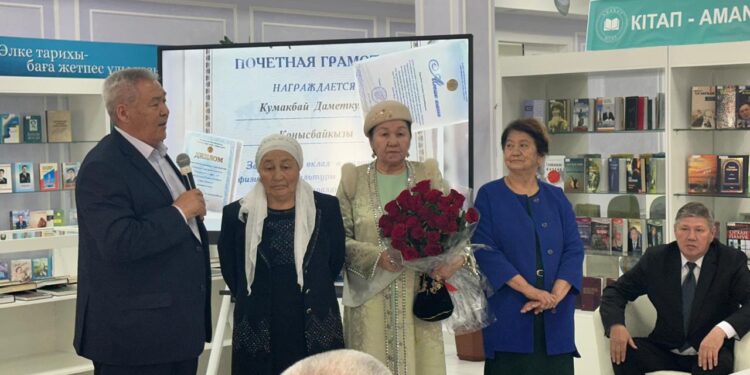 СЫРДАРИЯДА ДӘМЕТКҮЛ ҚҰМАҚБАЙДЫҢ «ҚАЛАМЫМ – ҚАНАТЫМ» КІТАБЫНЫҢ ТҰСАУКЕСЕРІ ӨТТІ