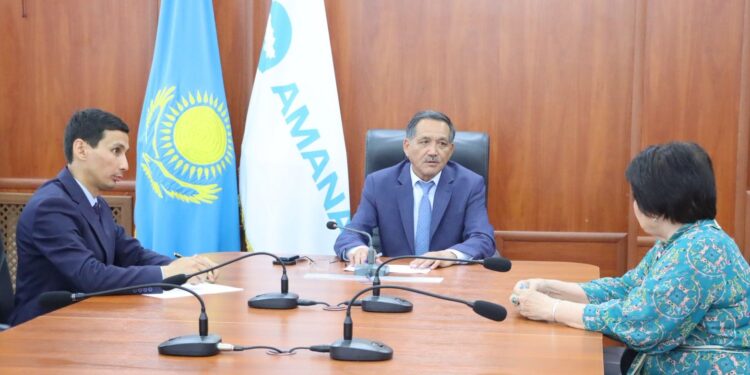 ХАЛЫҚ ҮНІНЕ ҚҰЛАҚ АСҚАН ӘКІМ