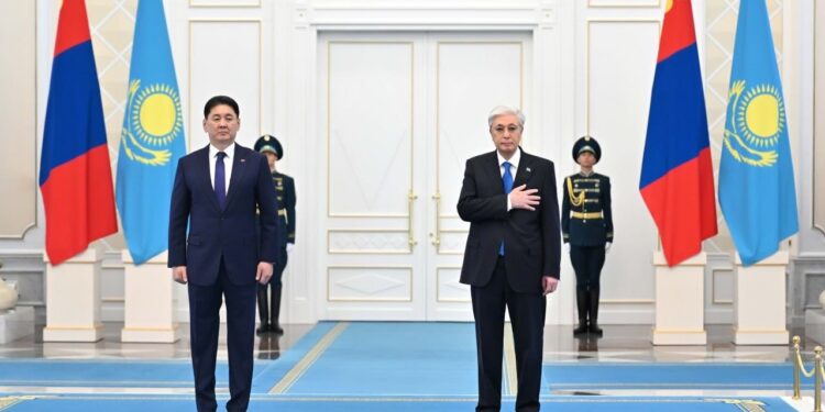 МОҢҒОЛИЯ ПРЕЗИДЕНТІ УХНААГИЙН ХУРЭЛСУХТЫ РЕСМИ ҚАРСЫ АЛУ РӘСІМІ
