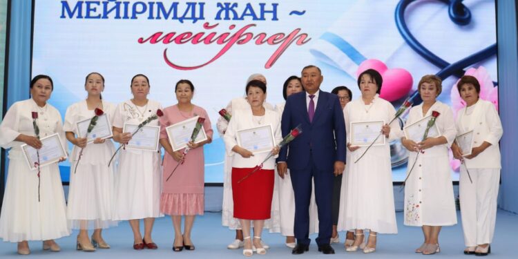 ШИЕЛІДЕ ХАЛЫҚАРАЛЫҚ МЕЙІРГЕРЛЕР КҮНІ САЛТАНАТТЫ ТҮРДЕ АТАЛЫП ӨТТІ