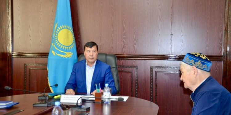 АУДАН ӘКІМІ АЙТБАЙ ЖАНДАРБЕКОВ ТҰРҒЫНДАРДЫ ЖЕКЕ ҚАБЫЛДАДЫ